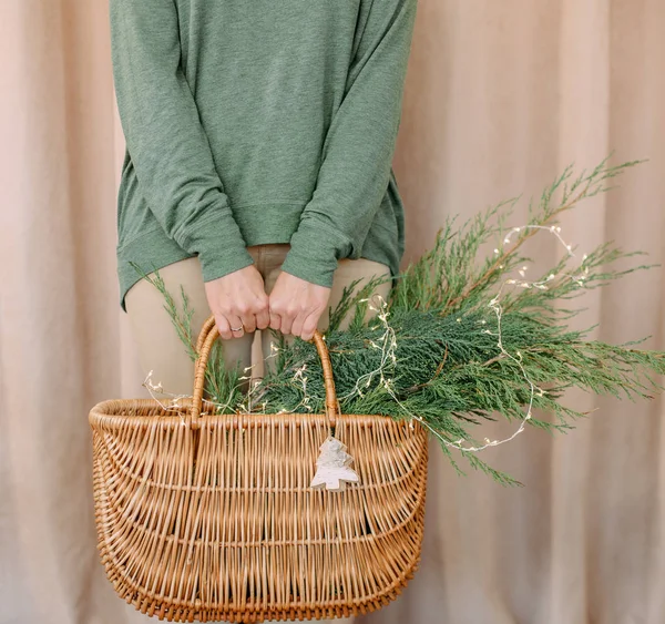 Navidad celebrar cesta manos lugar vacío maqueta —  Fotos de Stock