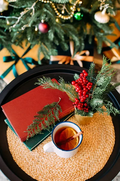 Xícara de vapor chá quente limão canela natal — Fotografia de Stock