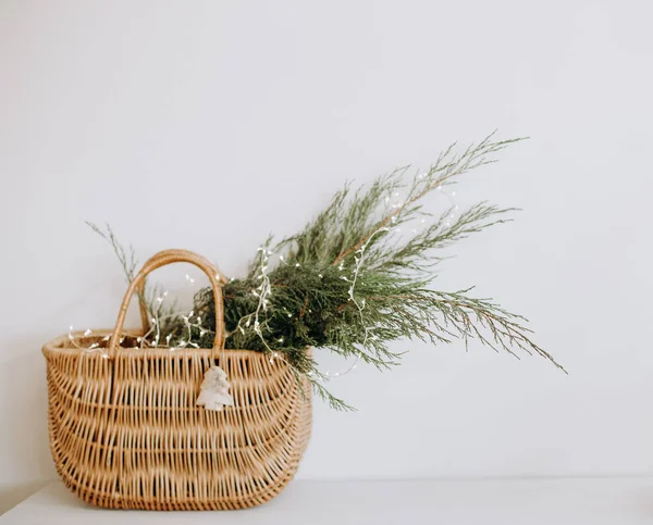 Casa interior ano novo cesta de Natal isolado — Fotografia de Stock