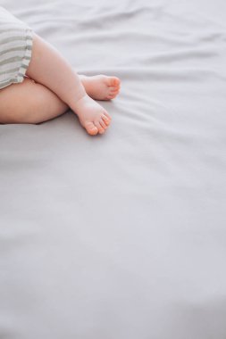 Küçük bebek ayakları hassas tekstil yatağı