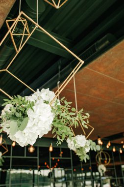 Çiçek düğün süslemesi çiçekçi gelin buketi tasarımı