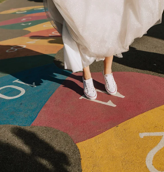 Sapatos de noiva sapatilhas saltando jogando números coloridos — Fotografia de Stock