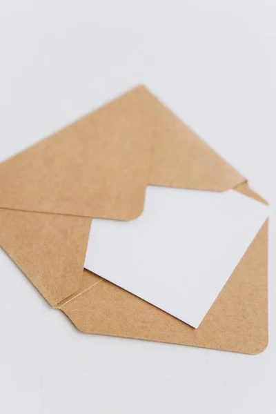 Ofício envelope mock up cartão lettering fundo — Fotografia de Stock