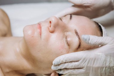 Doktor Güzellik Uzmanı hasta bakımı için eldiven verdi