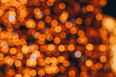 Arka plan bulanıklığı. Noel sokağı. Renkli aydınlatma çelengi.