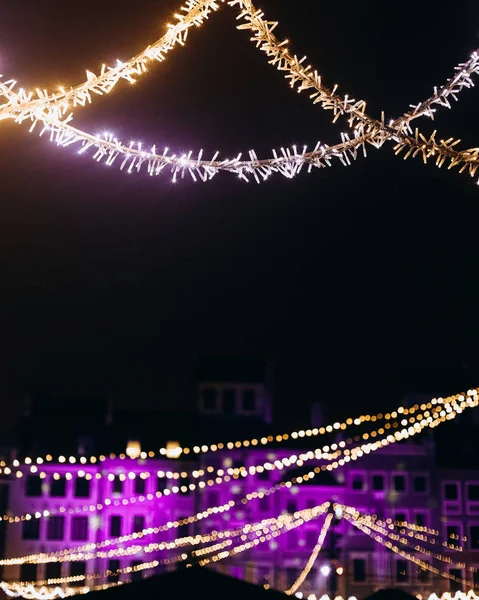 Fundo borrão natal rua colorido iluminação guirlanda — Fotografia de Stock