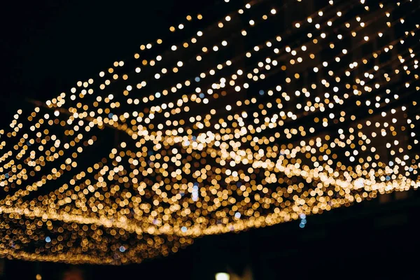 Achtergrond wazig kerst straat gekleurde verlichting slinger — Stockfoto