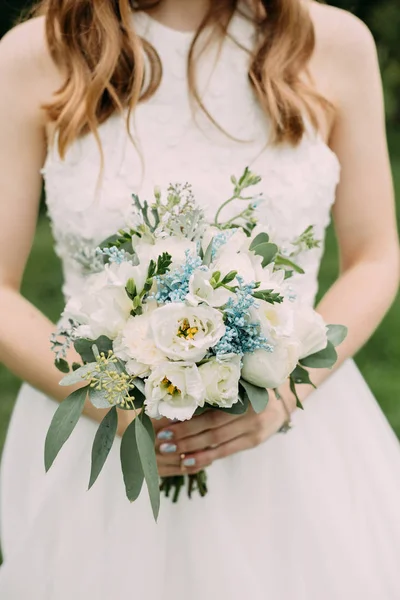 Novia vestido de novia blanco flores manos conceptuales — Foto de Stock