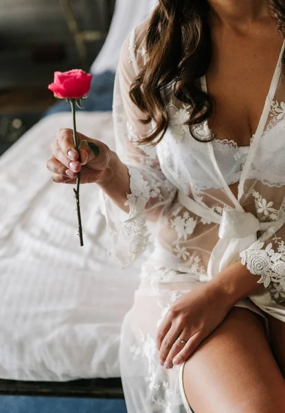 Novia vestido de novia blanco flores manos conceptuales — Foto de Stock