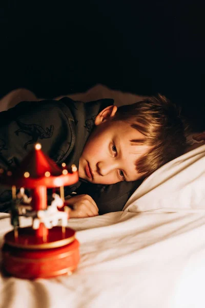 Criança menino noite quarto esperando Papai Noel sonhos — Fotografia de Stock