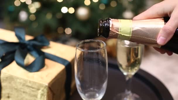 Slavnostní Slavnostní Šampaňské Nalévání Sklenice Plynem Bublinkami Pozadí Vánočního Stromečku — Stock video