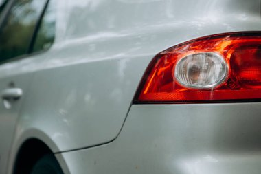 Kırmızı stop lambası gri araba yıkama suyu düşürür