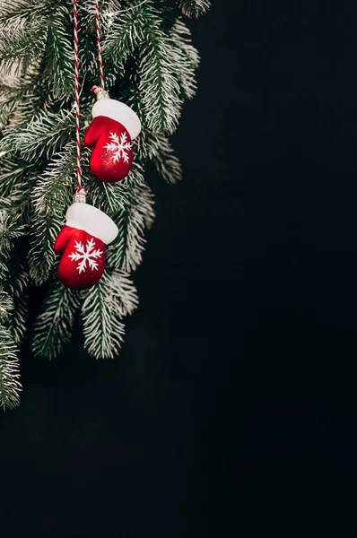 Vánoční symbol červené rukavice sněhové vločky černé pozadí — Stock fotografie