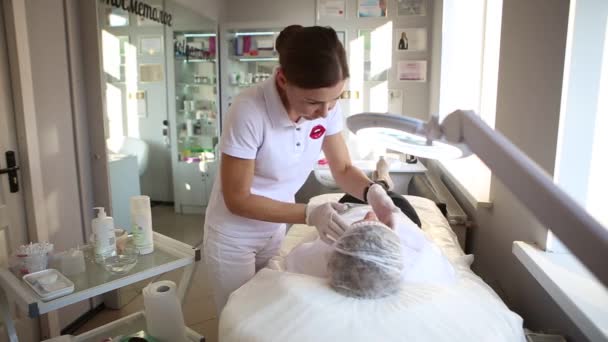 Huidschilferende Gezichtsreiniging Cosmetologie Met Gereedschap — Stockvideo