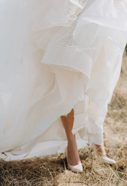 Mariée beauté robe mariage jambes chaussures à l'extérieur — Photo