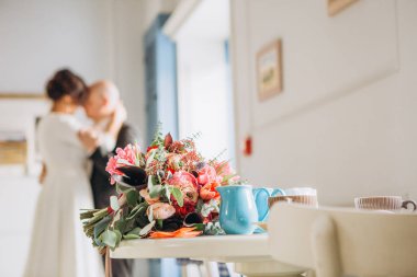 Sevgililer Günü Kafe 'de çiftler birbirini sever.