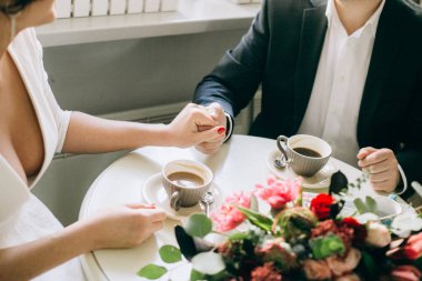 Sevgililer Günü Kafe 'de çiftler birbirini sever.