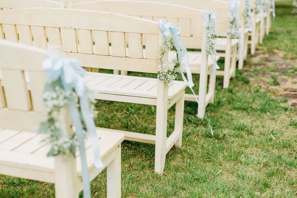 Hochzeit Dekor Blumen Postkarte Stühle Zeremonie draußen — Stockfoto