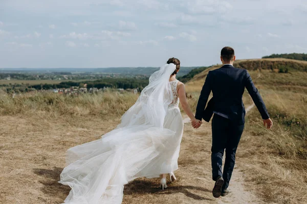 Paar liefde bruiloft samen buiten veld pad — Stockfoto