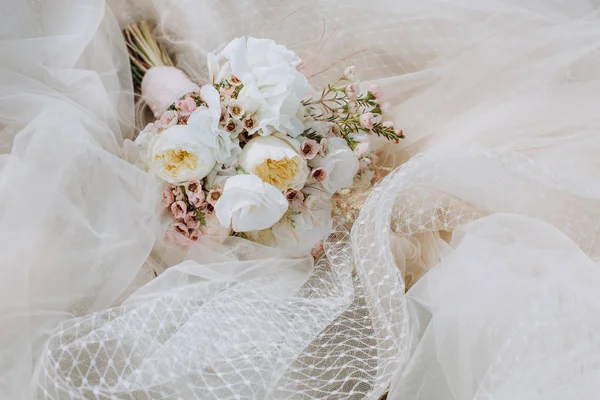 결혼식 장식용 엽서, 하얀 드레스에 베일을 쓰는 꽃 — 스톡 사진