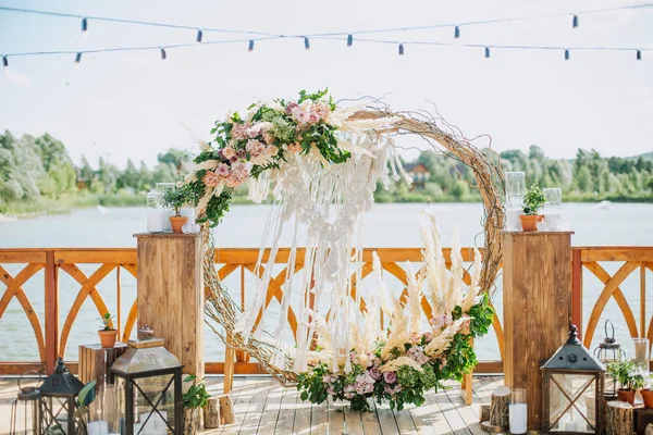 Decorazione di nozze fiori sede cerimonia al di fuori riva del fiume — Foto Stock