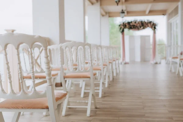 Bruiloft decoratie bloemen ansichtkaart stoelen ceremonie buiten — Stockfoto