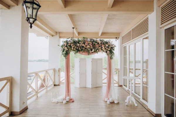 Decorazione di nozze fiori cartolina sedie cerimonia fuori — Foto Stock