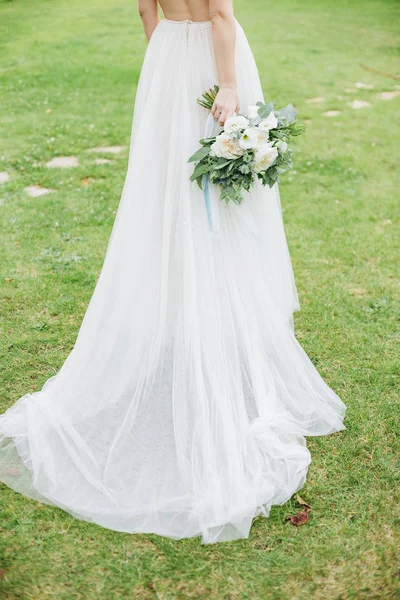 Наречена красива сукня весілля зовні квіти газон — стокове фото