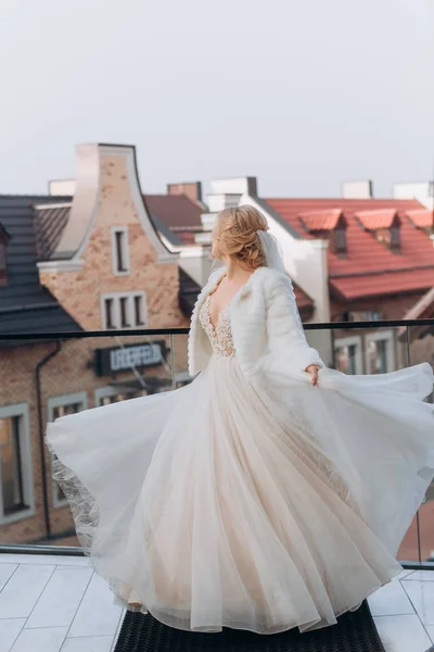 Noiva vestido de beleza casamento fora da cidade movimento — Fotografia de Stock