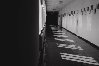 Koridorun içinde bina kapısı vintage çizgileri ışığı