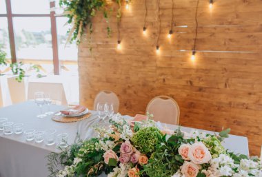 Festival masası dekorasyonu, kutlama dekorasyonu, çiçekçi.