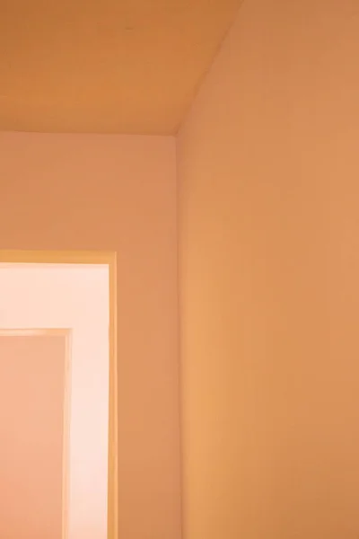 Koridorun içinde bina kapısı vintage çizgileri ışığı — Stok fotoğraf