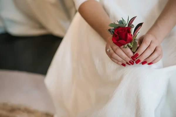 Brud vit bröllop klänning blommor händer konceptuell — Stockfoto