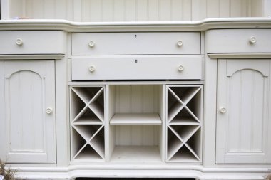 Ahşap şarap dolabının rafları