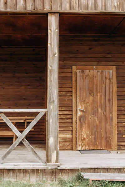 Casa de campo varanda de madeira porta rural número três — Fotografia de Stock