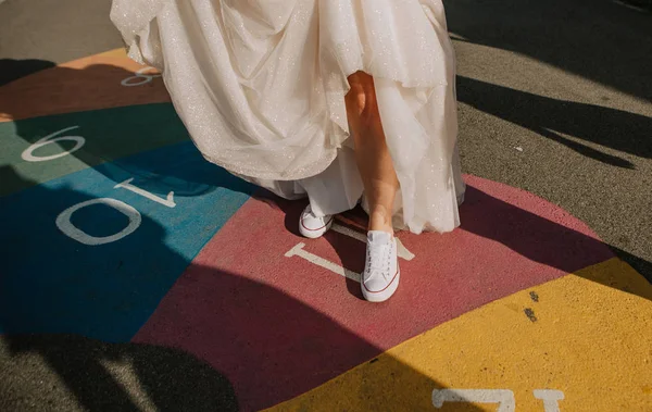 Chaussures de mariée baskets sautant jouer numéros colorés — Photo