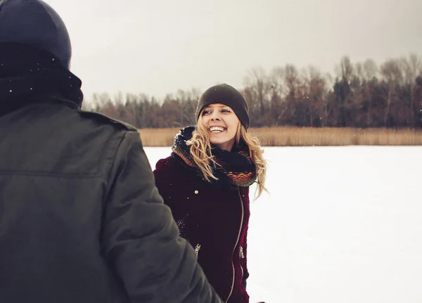 Pár láska radostná zima zasněžené vnější štěstí — Stock fotografie