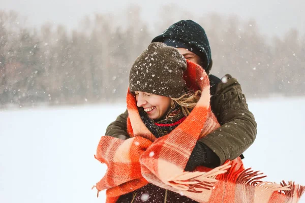 Pár láska radostná zima zasněžené vnější štěstí — Stock fotografie