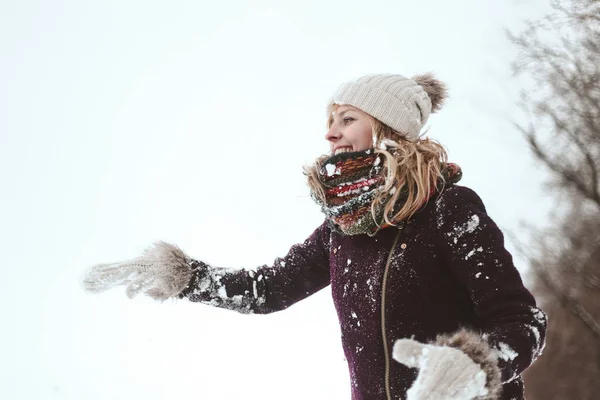 Brunetka dívka zima mimo sezónu klobouk bunda — Stock fotografie