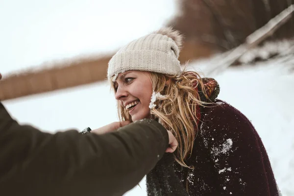 夫婦は幸せの外で楽しい冬の雪が大好きです — ストック写真