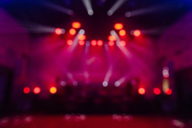 Konser salonu müzikal sahne ışığı insanları