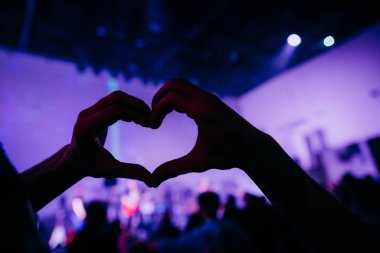 eller kalp şeklinde konser salonu müzik performansı