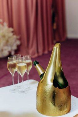 Şenlik, şampanya, buz, pembe ışık.