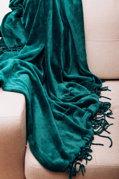 Veludo verde xadrez quente drapeado sofá cinza — Fotografia de Stock