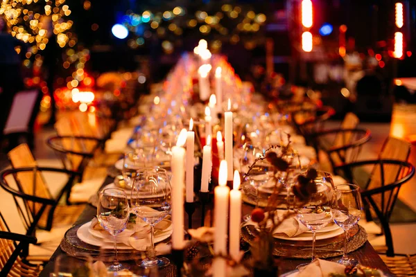 Long festive table candles light bright garlands — Stock Photo, Image