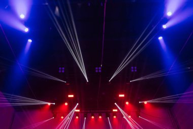 Konser salonu müzikal sahne ışığı insanları