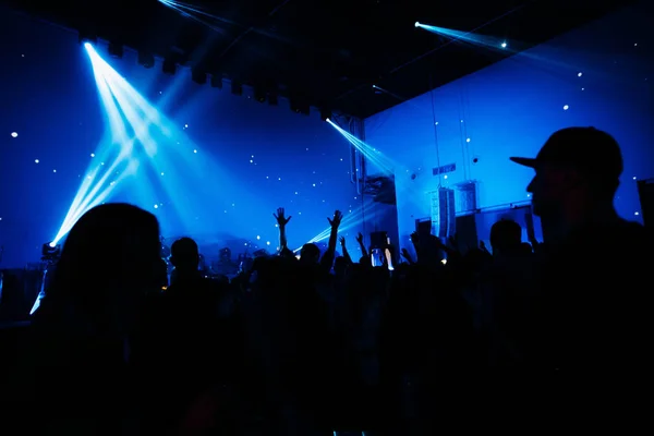 Konser salonu müzikal sahne ışığı insanları — Stok fotoğraf