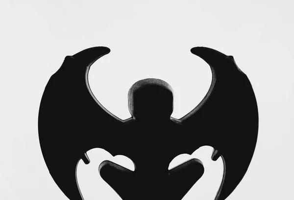 Diabo preto silhueta asas branco fundo místico — Fotografia de Stock