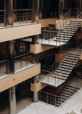 Modern metal cam merdiven asansörü tasarımı