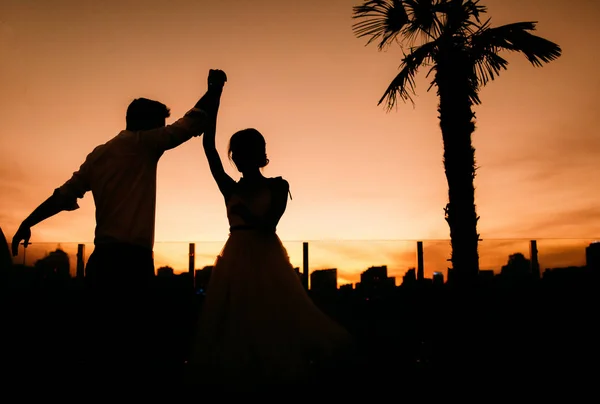 Silhouette Paar Liebe außerhalb Aktivität Nacht Szene — Stockfoto